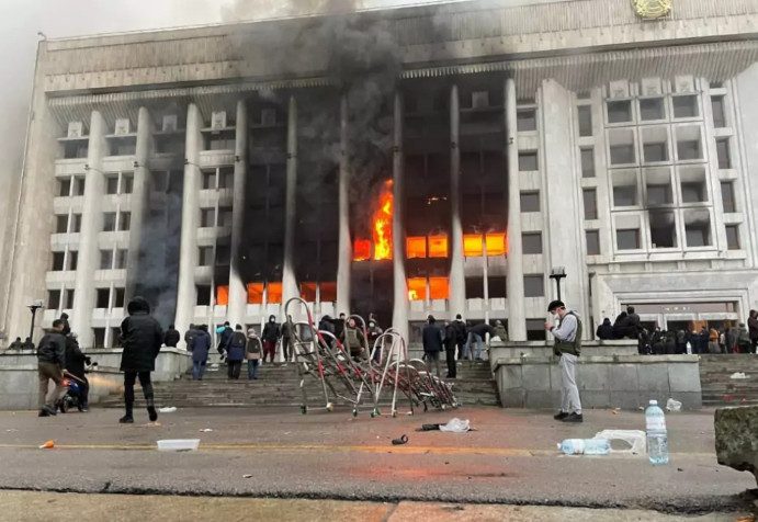 Протестующие захватили резиденцию президента Казахстана в Алма-Ате