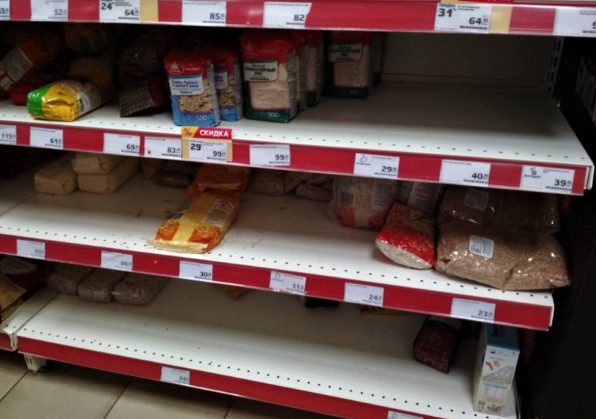 Почему резко пустеют полки в российских магазинах, а продуктов на складах много?