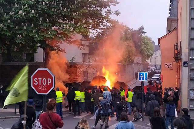 После президентских выборов во Франции начались массовые беспорядки