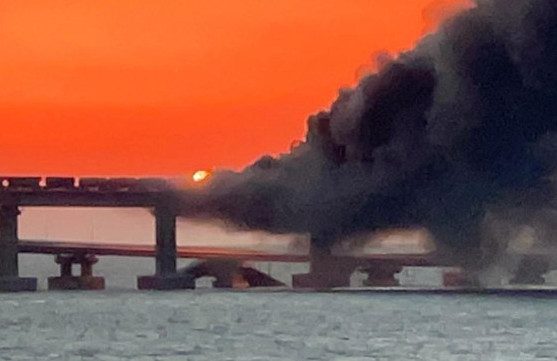 На Крымском мосту произошел взрыв и начался пожар