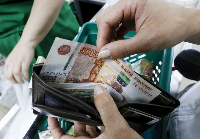 МРОТ в России вырастет почти на тысячу рублей