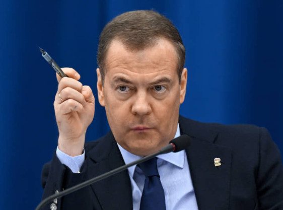 Медведев намерен «взбодрить» глав предприятий ОПК телеграммами Сталина