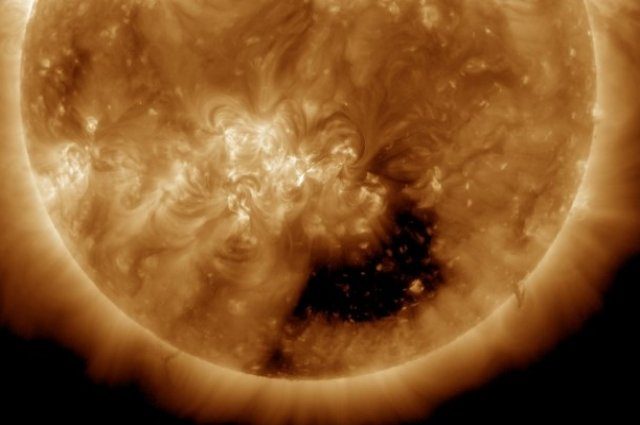 Чем опасна для Земли дыра, появившаяся на поверхности Солнца?
