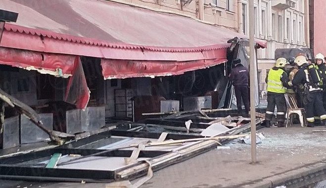 При взрыве в кафе Петербурга пострадали 30 человек