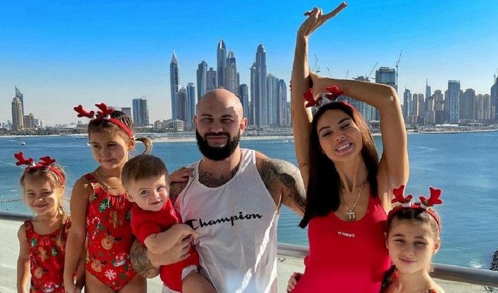 После блокировки счетов своих компаний Оксана Самойлова с Джиганом и детьми улетела в Дубай