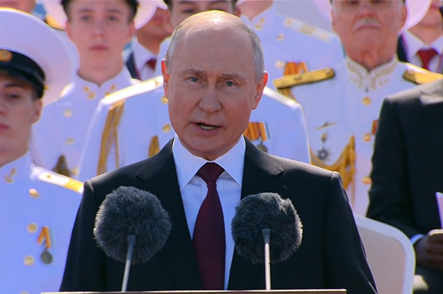 Путин: ВМФ был и остается нерушимым стражем рубежей Отечества
