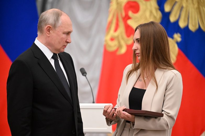 «Вы — сила и честь страны». Путин вручил высшие награды героям России