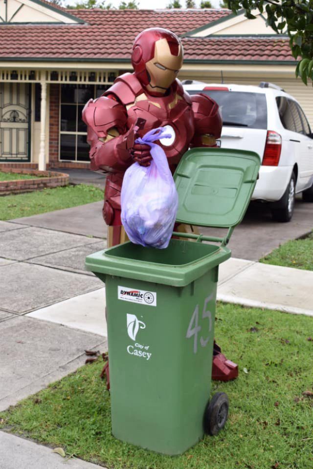 Как австралийцы, находящиеся на самоизоляции выносят мусор