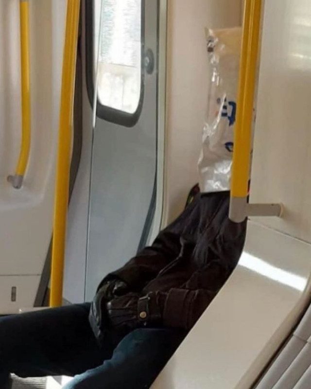 Ржачные маски пассажиров метро