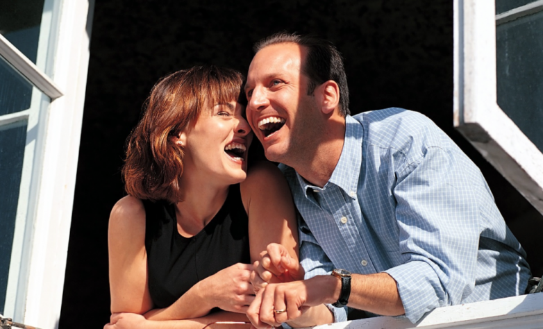 Смех да любовь: как юмор помогает развивать романтические отношения