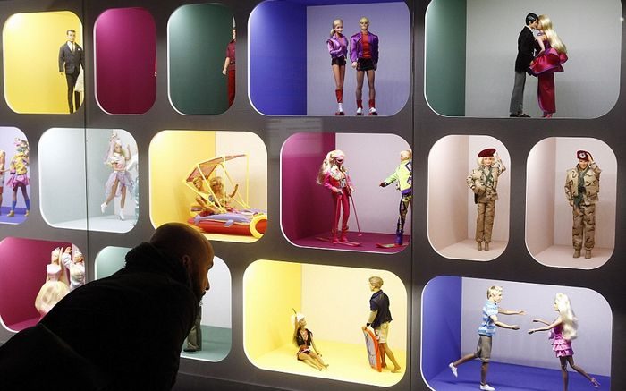 700 культовых кукол Барби на выставке в Париже
