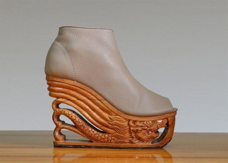 Очень красивые резные деревянные платформы для безумно творческой обуви