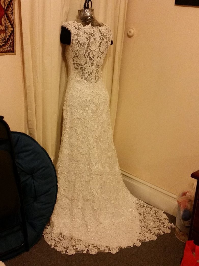 Невеста сама сшила себе свадебное платье
