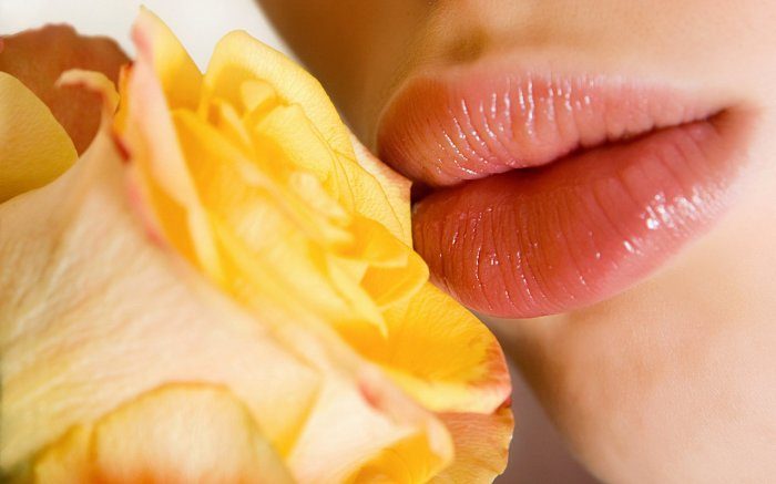 Как бороться с сухой кожей губ
