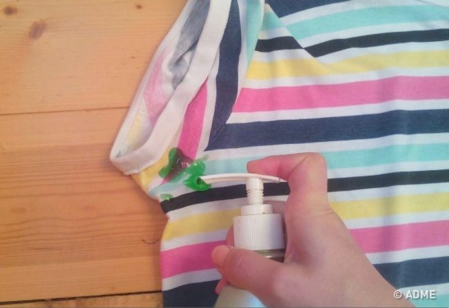 Как убрать следы дезодоранта с одежды