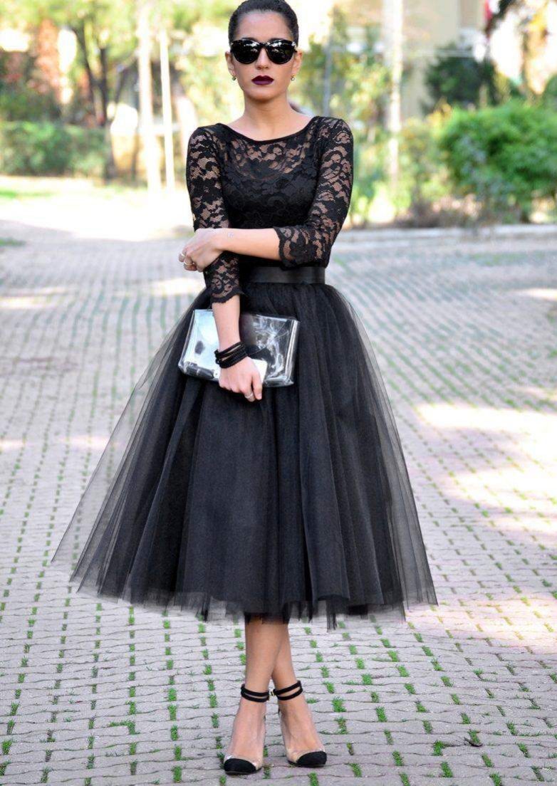 Шикарное чёрное кружево — эффектная деталь стильного платья