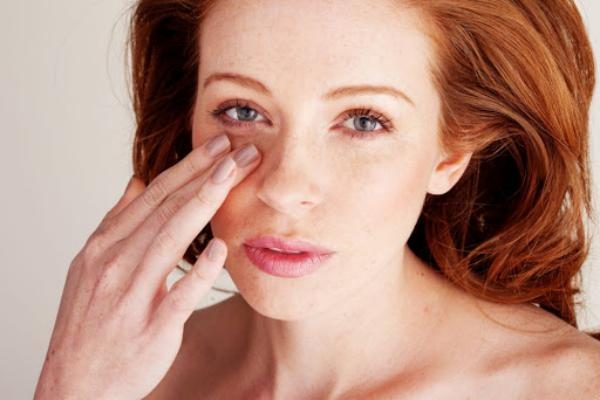 Как поддерживать кожу вокруг глаз