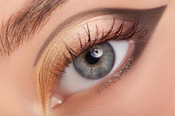 Как зрительно увеличить глаза с помощью минимального количества макияжа