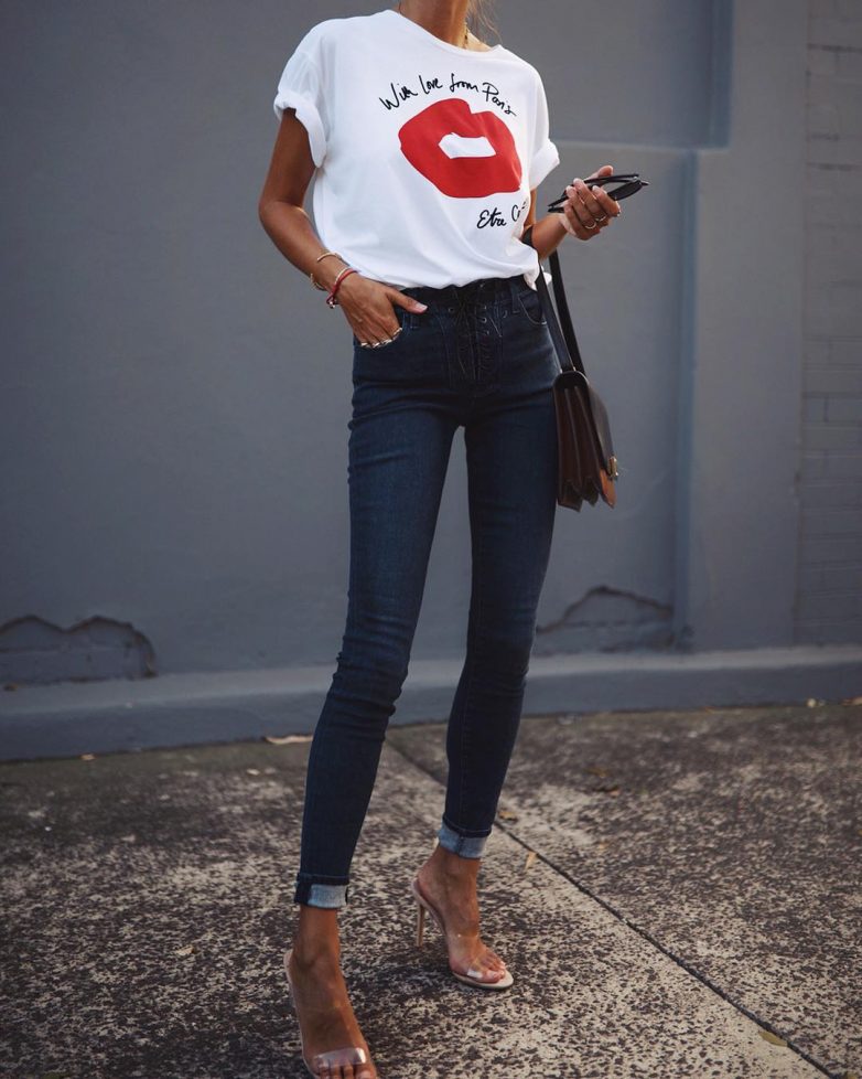 Как носить футболку с джинсами, чтобы выглядеть стильно
