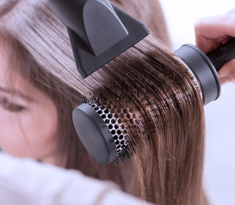 Как добиться максимального объёма волос с помощью фена