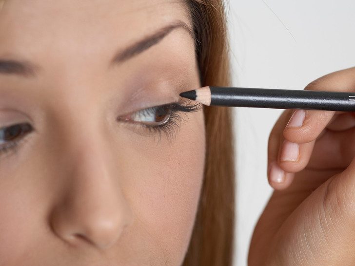 Как правильно скорректировать форму глаз с помощью макияжа