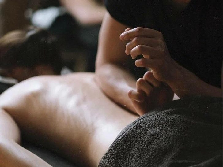 Как массаж поможет избавить от сутулости