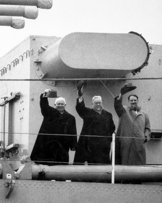 Берия бомба. Крейсер Орджоникидзе визит Хрущева. Визит Хрущева в Англию на крейсере Орджоникидзе. Атомная бомба СССР Курчатов. Курчатов и Хрущев.