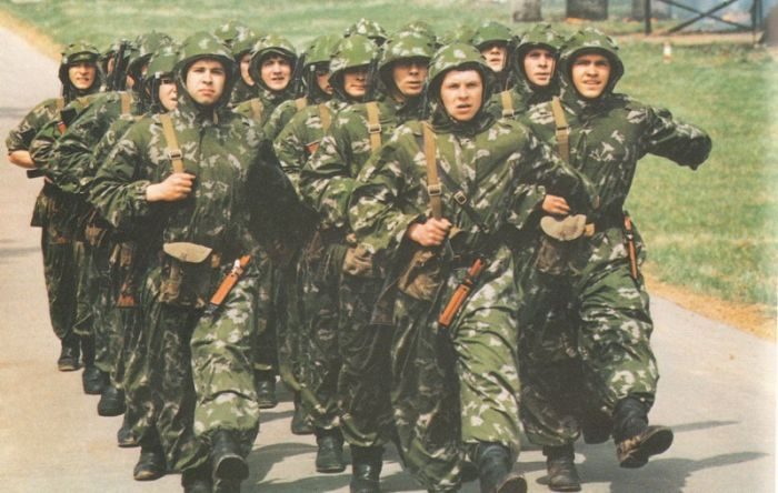 Солдаты и офицеры советской армии