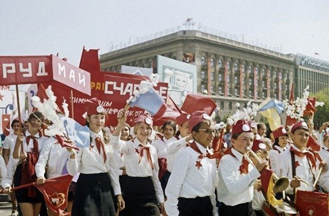 Общественная нагрузка в советской школе
