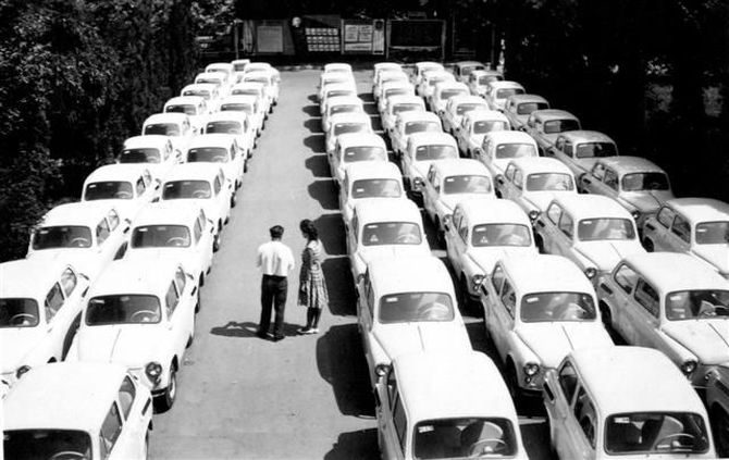 Советские автомобили на площадках готовой продукции