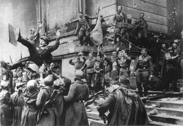 «Автографы» советских солдат на стенах Рейхстага