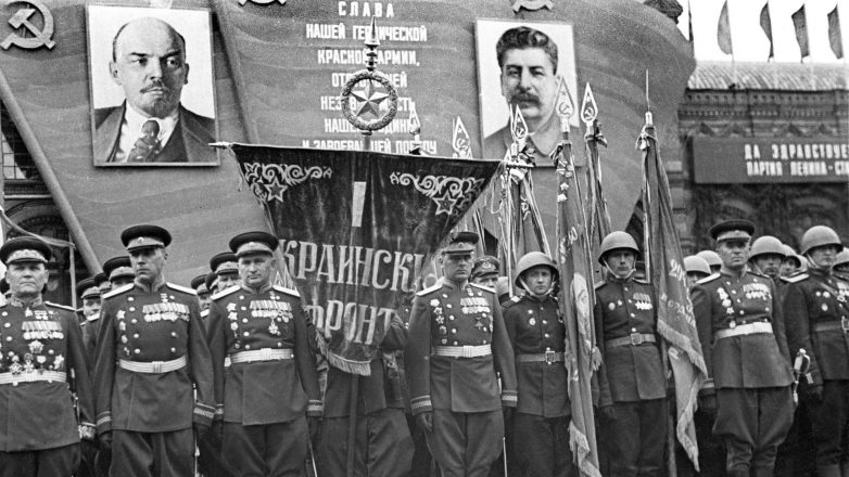 Мифы и легенды Парада Победы: Сталин, упавший с коня, и «власовский флаг»