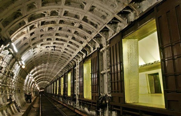 Для чего в Ленинградском метро строили станции с дверьми на платформе?