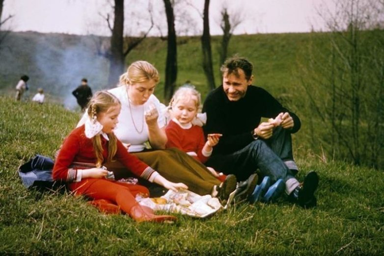 Василий Шукшин с семьёй во время загородной прогулки