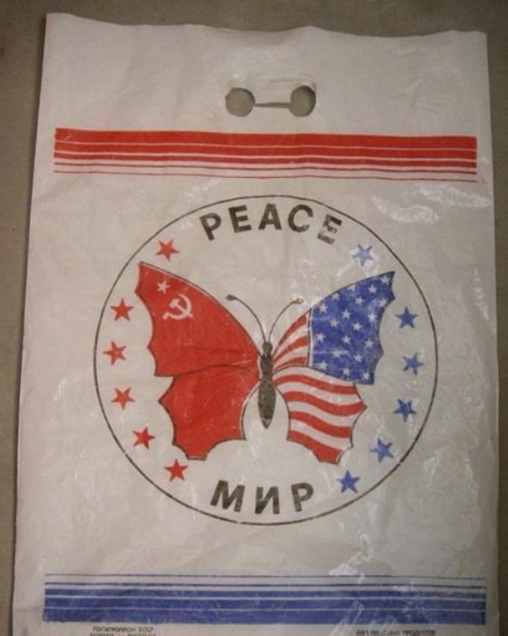 Почему в СССР пластиковый пакет был модным аксессуаром?
