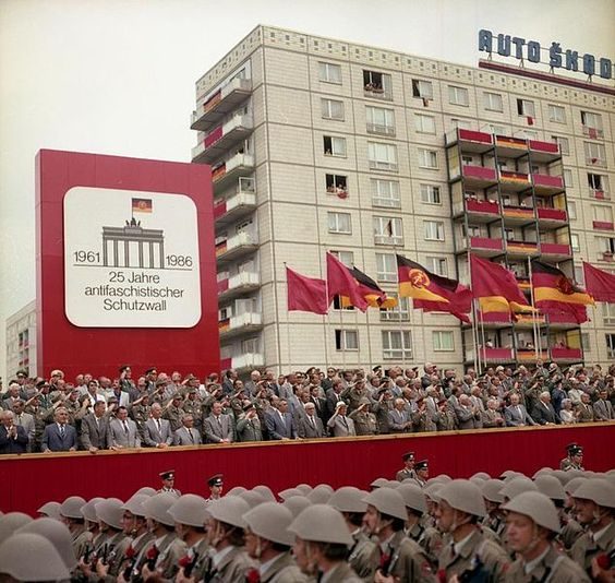 Как выглядели ГДР и ФРГ до падения Берлинской стены