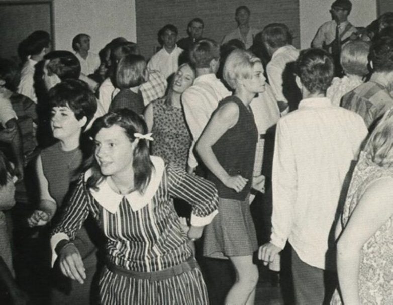 Танцы в сельском клубе после вечернего «кина» 1980-х