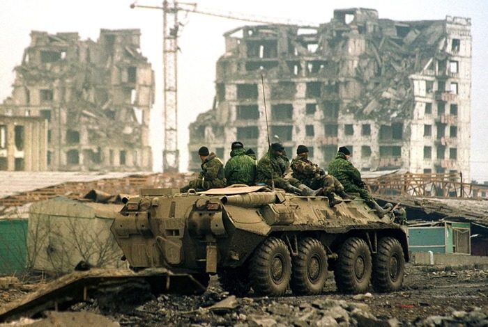 Почему советские солдаты ездили на танках и БТР сидя на броне?