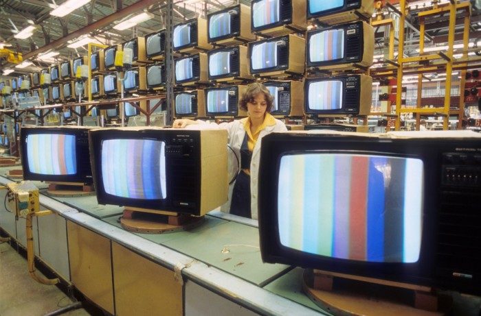 Почему корпус советских телевизоров был из дерева, а не из пластика