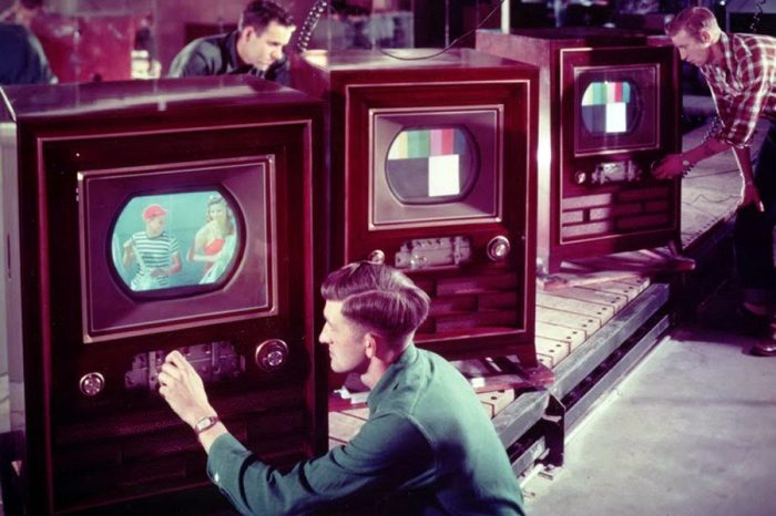 Почему корпус советских телевизоров был из дерева, а не из пластика