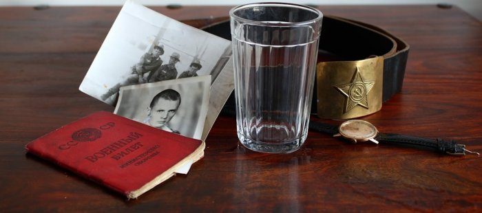 Почему советские солдаты и офицеры клали награды и звезды в стакан с водкой?
