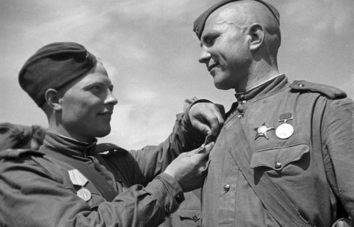 Почему советские солдаты носили пилотки, хотя толку от них было мало?