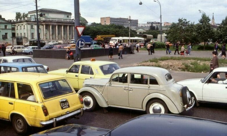 Атмосферные снимки советских автомобилей