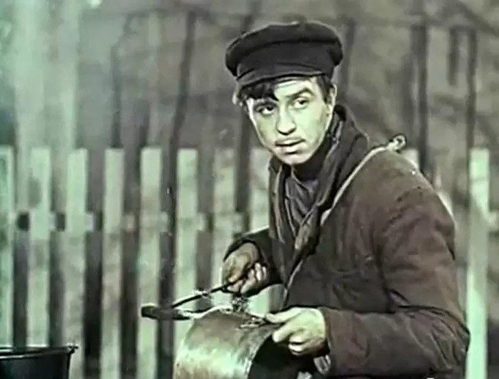 Это были первые роли в кино у наших любимых советских актеров