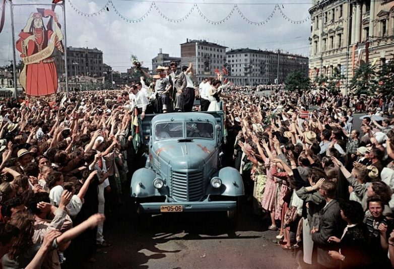 Коллекция цветных снимков Всемирного фестиваля молодёжи 1957 года в Москве