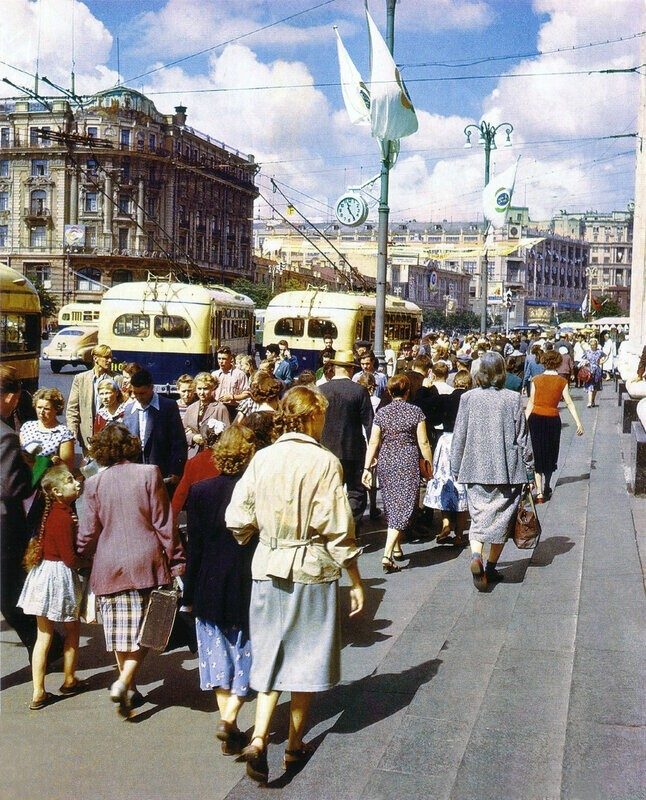 Коллекция цветных снимков Всемирного фестиваля молодёжи 1957 года в Москве