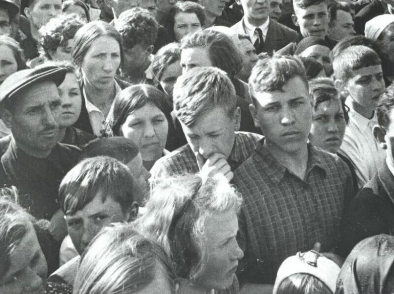 Советская заводская молодежь