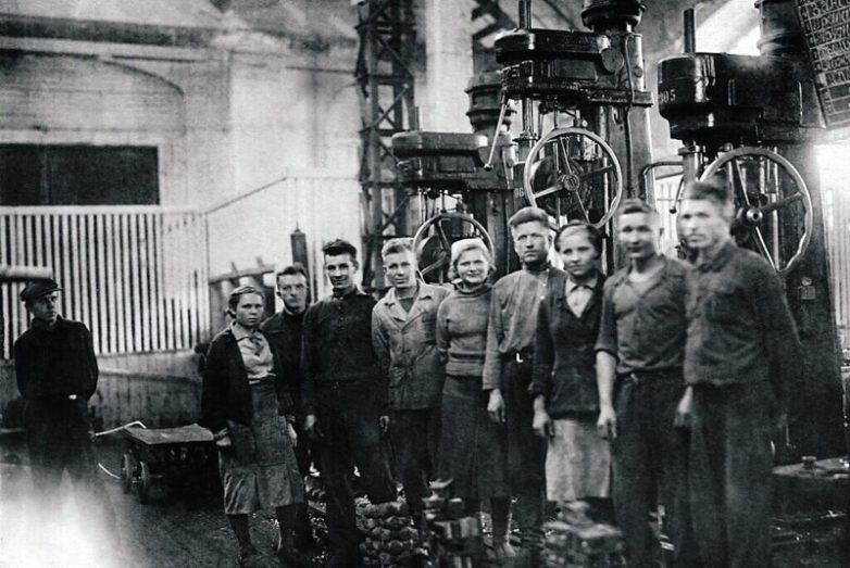 Советская заводская молодежь