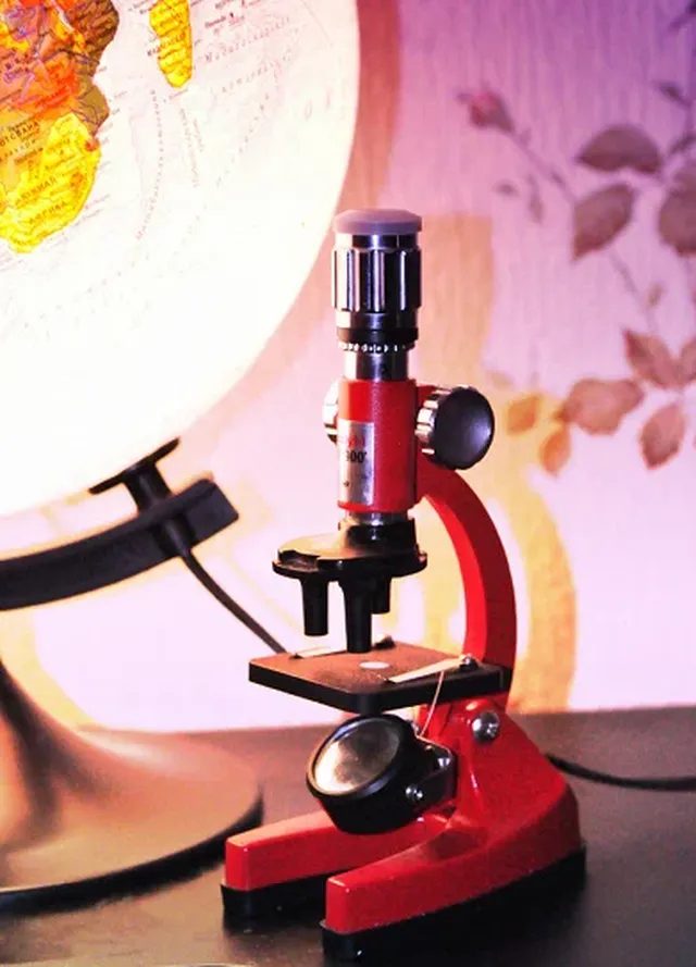 Советский детский микроскоп