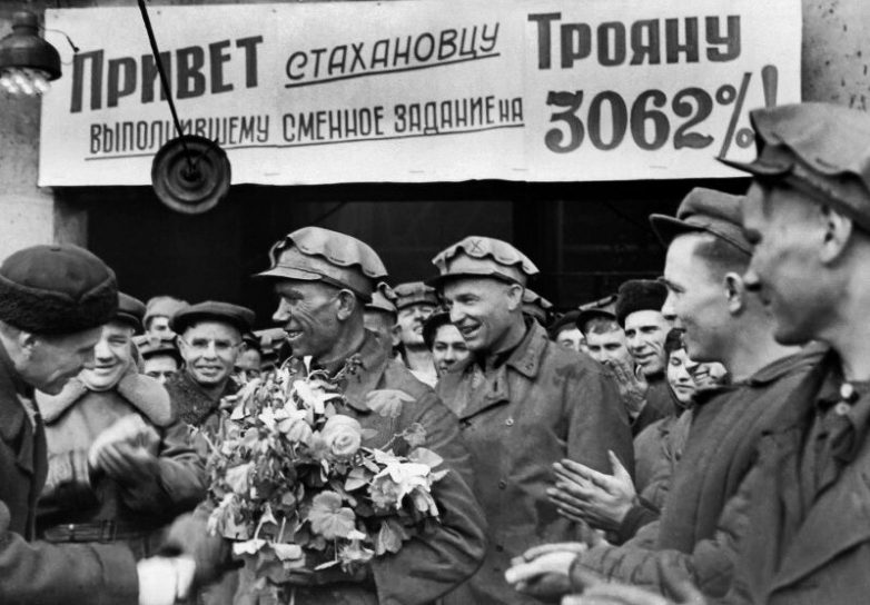 Жизнь советского шахтёра: от героя страны в 30-е до нищеты в 90-е
